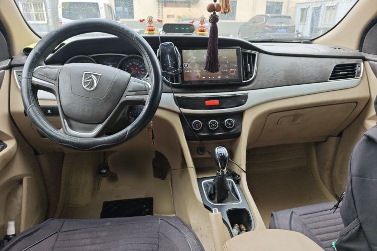 Used Baojun 730 2016 1.5L Manual Standard Version 7 Seats Center Console
