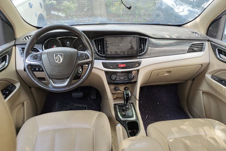 Used Baojun 730 2016 1.8L iAMT Luxury Model 7 Seats Center Console