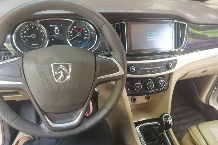 Used Baojun 730 2016 1.5T Manual Comfort Version 7 Seats Center Console