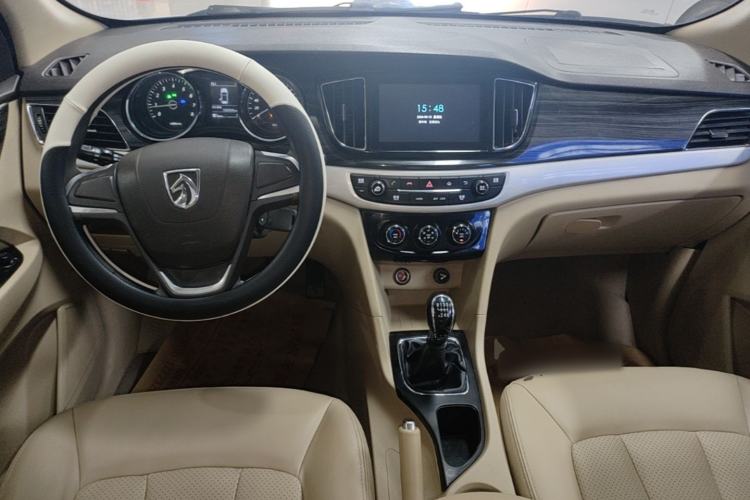 Used Baojun 730 2016 1.5T Manual Comfort Version 7 Seats Center Console