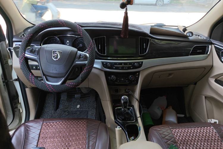Used Baojun 730 2016 1.8L Manual Luxury Edition 7 Seats Center Console