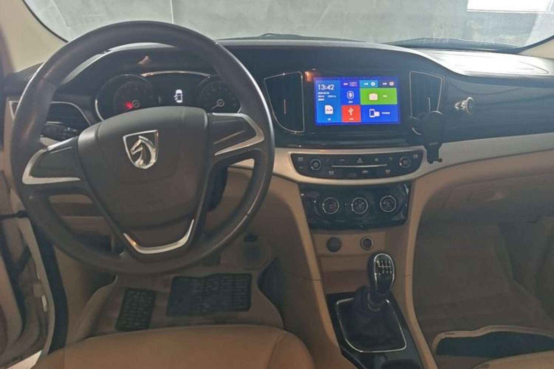 Used Baojun 730 2016 1.5T Manual Comfort Version 7 Seats Center Console