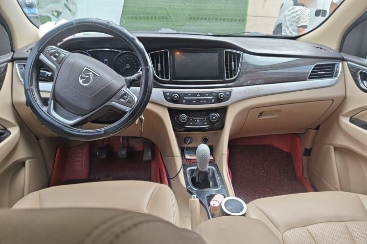 Used Baojun 730 2016 1.5L Manual Luxury Edition 7 Seats Center Console