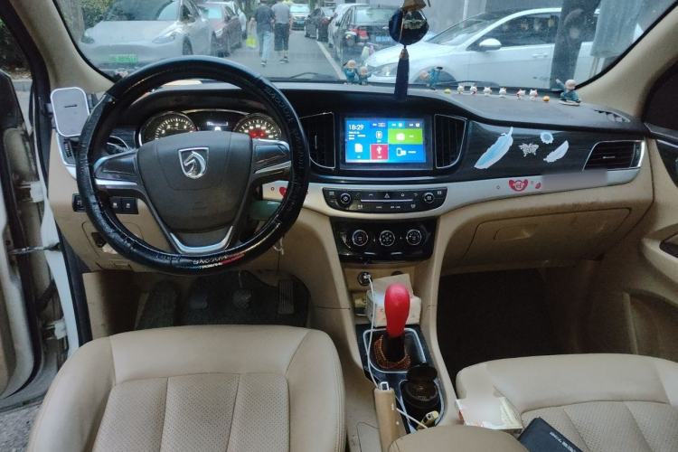Used Baojun 730 2016 1.5L Manual Comfort Version 7 Seats China V Emission Standard Center Console