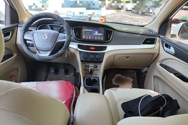 Used Baojun 730 2016 1.5L Manual Standard Version 7 Seats Center Console