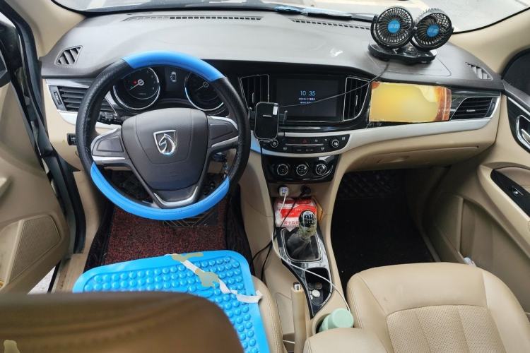 Used Baojun 730 2016 1.5L Manual Standard Version 7 Seats Center Console