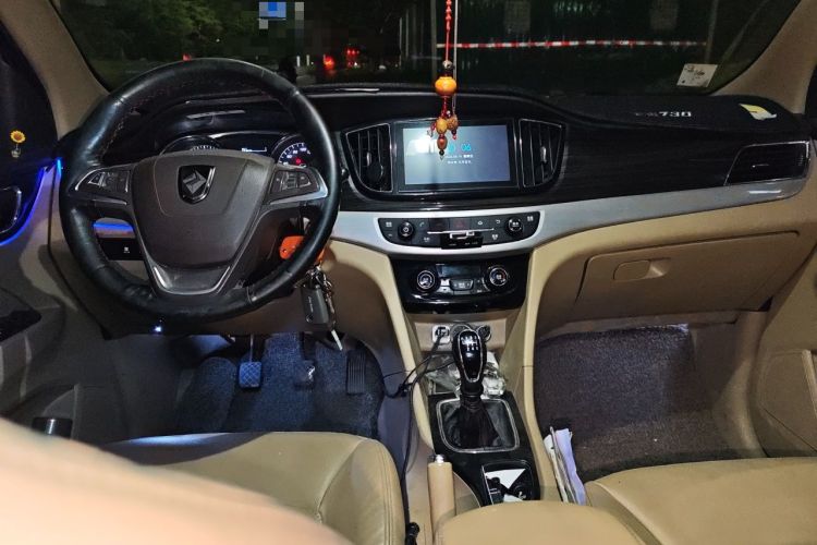 Used Baojun 730 2016 1.5T Manual Luxury Edition 7 Seats Center Console