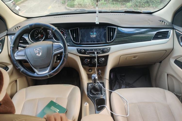 Used Baojun 730 2016 1.5L Manual Comfort Version 7 Seats China V Emission Standard Center Console
