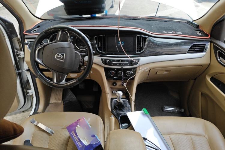 Used Baojun 730 2016 1.5L Manual Comfort Version 7 Seats China V Emission Standard Center Console