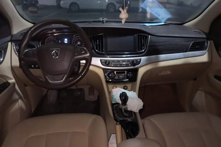 Used Baojun 730 2016 1.5L Manual Luxury Edition 7 Seats Center Console