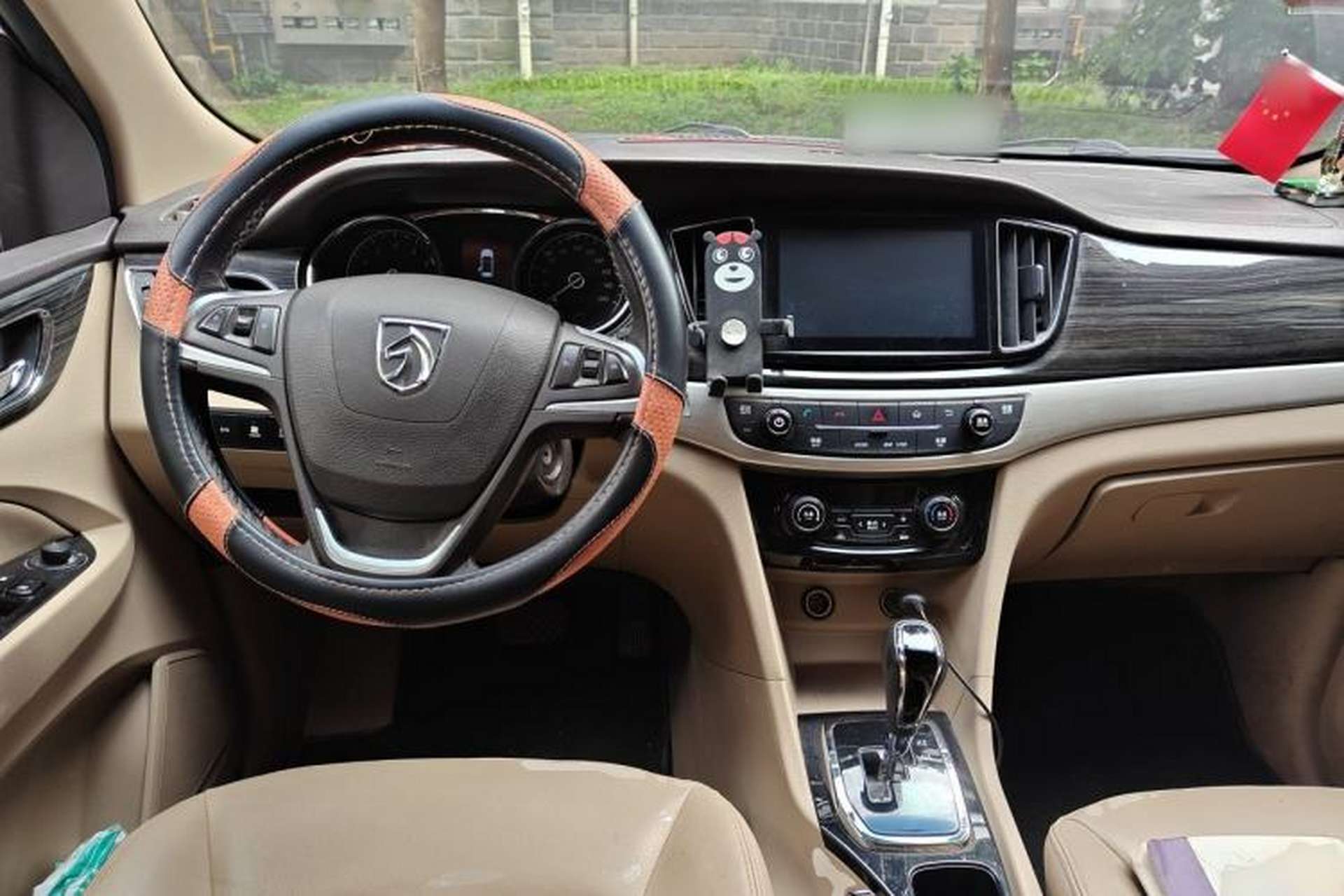 Used Baojun 730 2016 1.8L iAMT Luxury Model 7 Seats Center Console