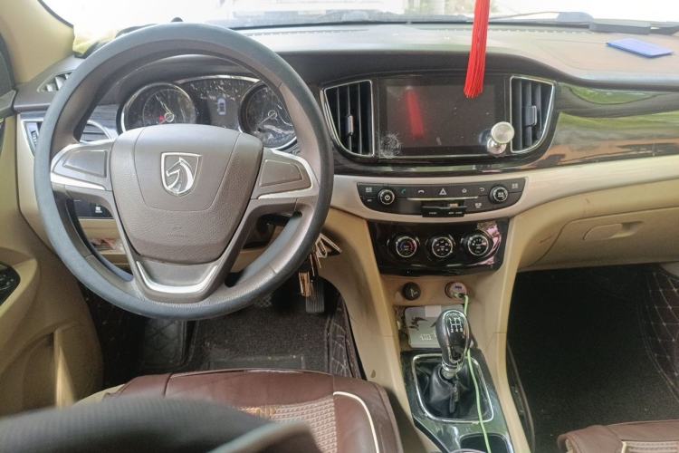 Used Baojun 730 2016 1.5L Manual Comfort Version 7 Seats China V Emission Standard Center Console