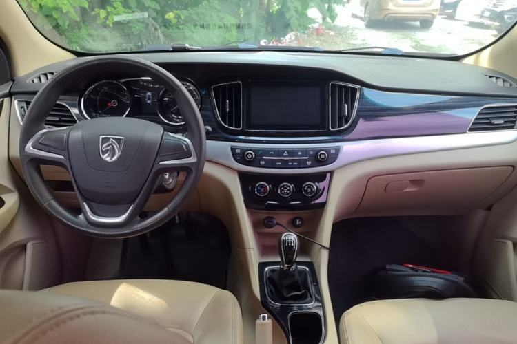 Used Baojun 730 2016 1.5L Manual Comfort Version 7 Seats China V Emission Standard Center Console