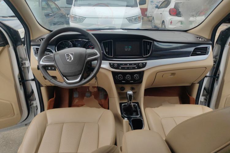 Used Baojun 730 2016 1.5L Manual Comfort Version 7 Seats China V Emission Standard Center Console