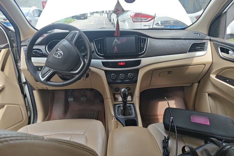 Used Baojun 730 2016 1.5T Manual Standard Version 7 Seats Center Console