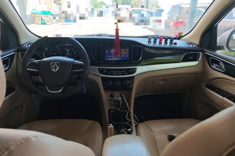 Used Baojun 730 2016 1.5L Manual Comfort Version 7 Seats China V Emission Standard Center Console