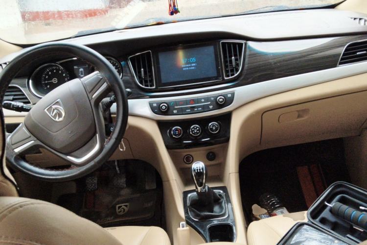 Used Baojun 730 2016 1.5L Manual Comfort Version 7 Seats China V Emission Standard Center Console