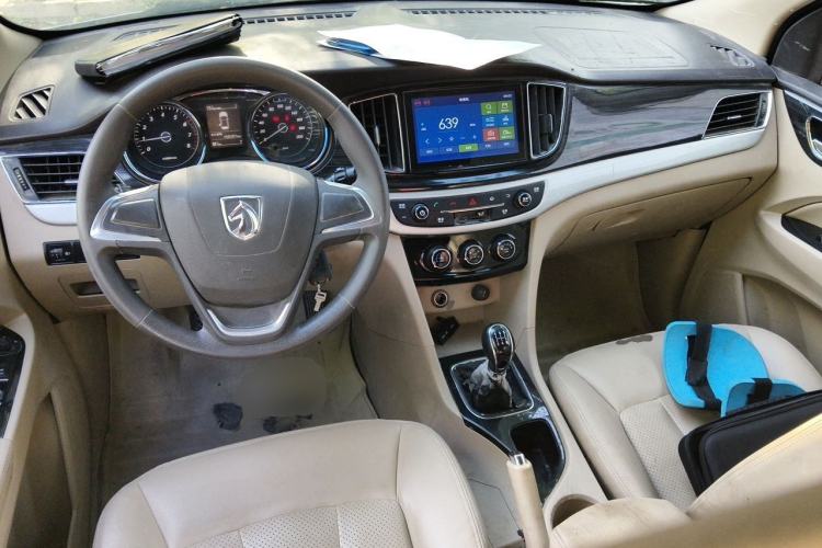 Used Baojun 730 2016 1.5L Manual Comfort Version 7 Seats China V Emission Standard Center Console