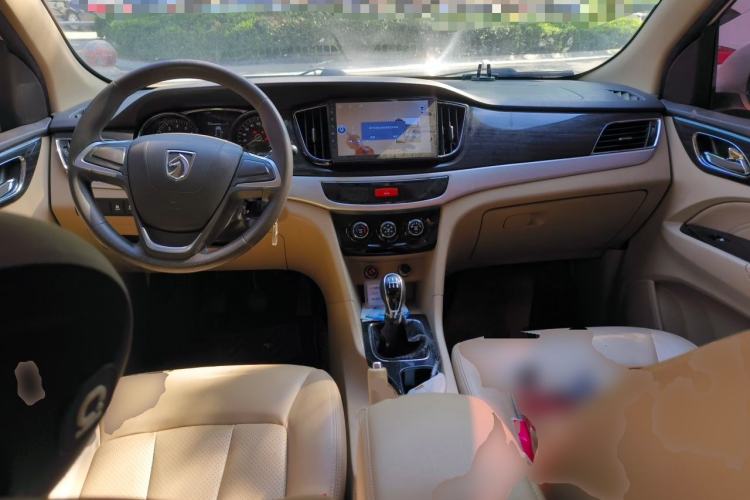 Used Baojun 730 2016 1.5L Manual Comfort Version 7 Seats China V Emission Standard Center Console