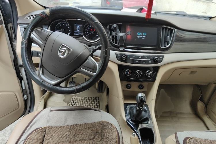 Used Baojun 730 2016 1.5L Manual Luxury Edition 7 Seats Center Console