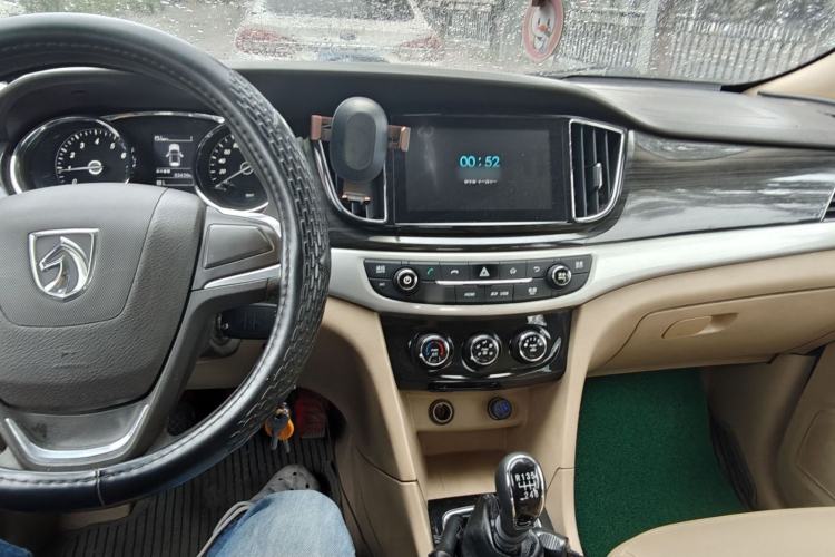 Used Baojun 730 2016 1.5L Manual Comfort Version 7 Seats China V Emission Standard Center Console