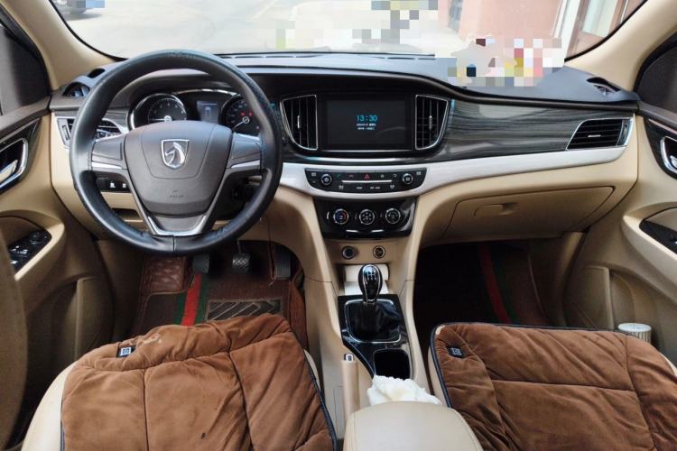 Used Baojun 730 2016 1.5T Manual Comfort Version 7 Seats Center Console