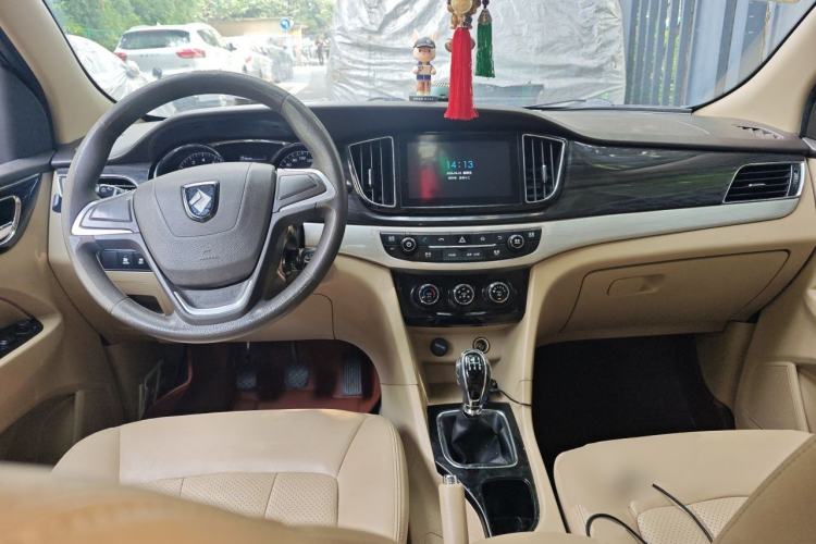 Used Baojun 730 2016 1.5L Manual Comfort Version 7 Seats China V Emission Standard Center Console