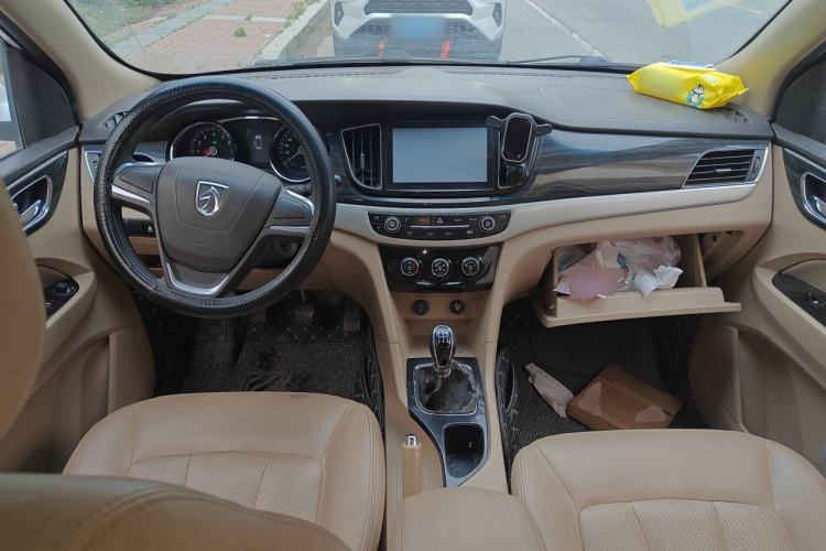Used Baojun 730 2016 1.5L Manual Comfort Version 7 Seats China V Emission Standard Center Console