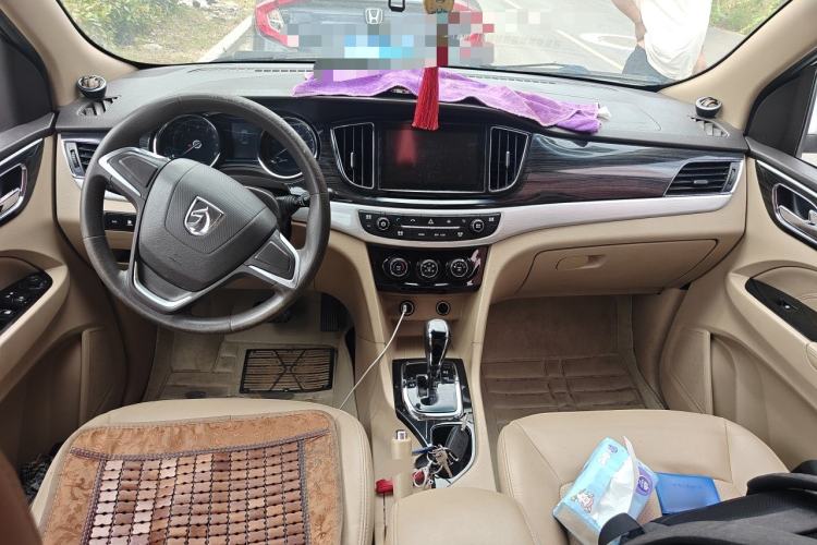 Used Baojun 730 2016 1.8L iAMT Comfort Version 7 Seats Center Console