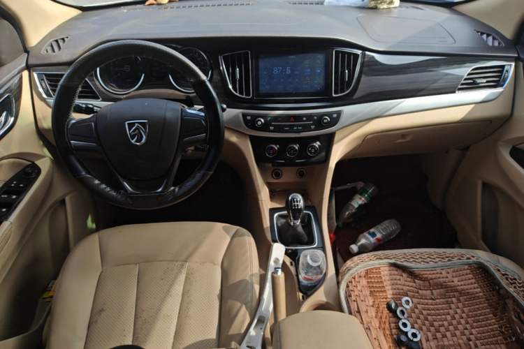 Used Baojun 730 2016 1.5L Manual Comfort Version 7 Seats China V Emission Standard Center Console