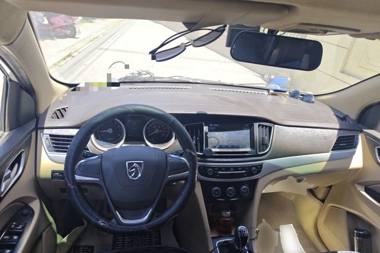 Used Baojun 730 2016 1.5L Manual Standard Version 7 Seats Center Console