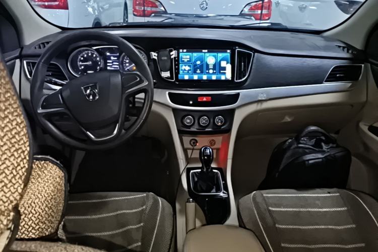 Used Baojun 730 2016 Revised 1.5L Manual Standard Version 7 Seats China V Emission Standard Center Console