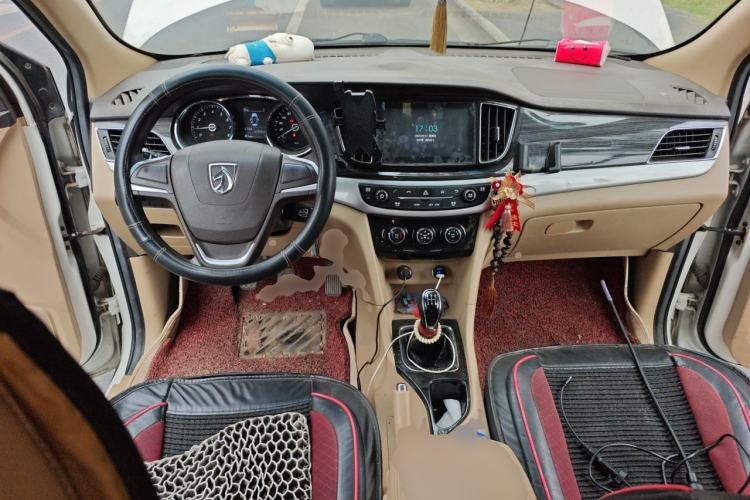 Used Baojun 730 2016 1.5L Manual Comfort Version 7 Seats China V Emission Standard Center Console