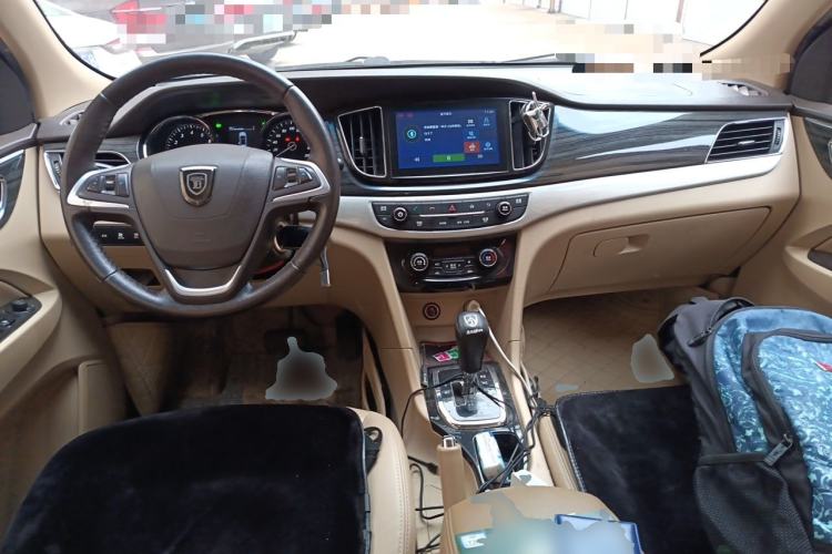 Used Baojun 730 2016 1.8L iAMT Luxury Model 7 Seats Center Console