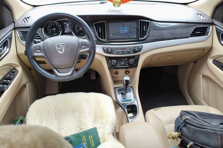 Used Baojun 730 2016 1.8L iAMT Luxury Model 7 Seats Center Console