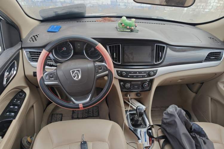 Used Baojun 730 2016 1.5L Manual Luxury Edition 7 Seats Center Console