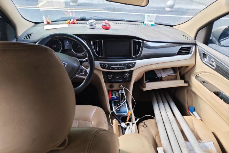 Used Baojun 730 2016 1.8L iAMT Luxury Model 7 Seats Center Console