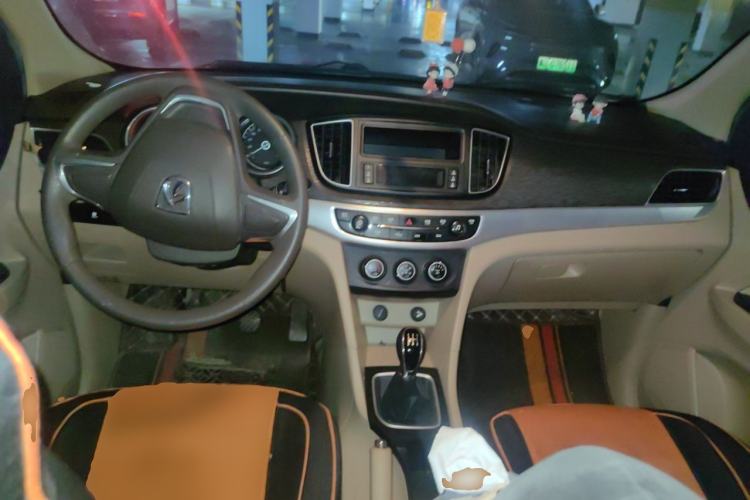 Used Baojun 730 2016 Revised 1.5L Manual Standard Version 7 Seats China V Emission Standard Center Console