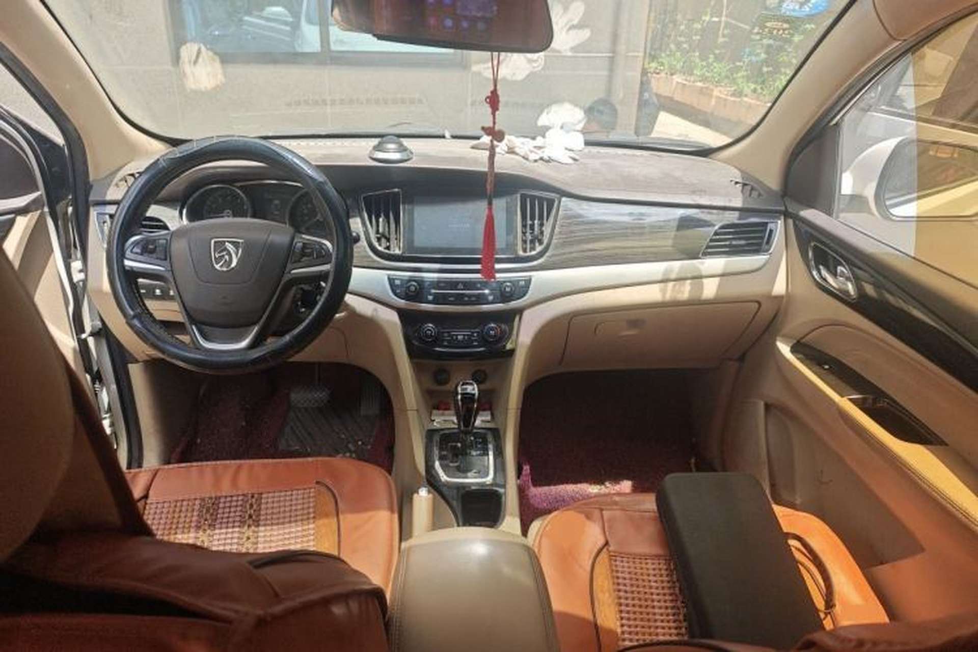 Used Baojun 730 2016 1.8L iAMT Luxury Model 7 Seats Center Console