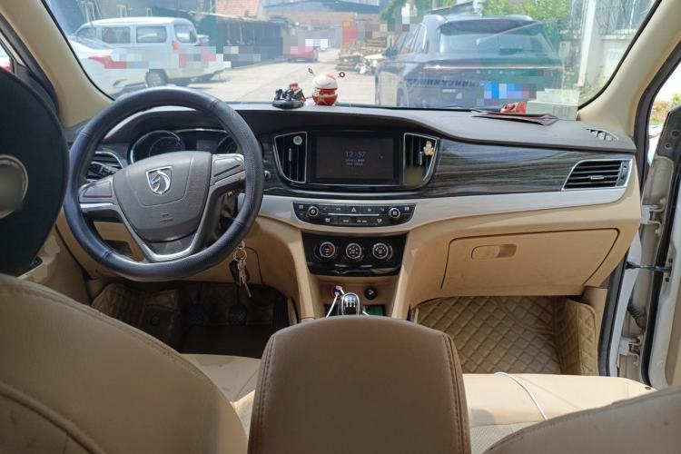 Used Baojun 730 2016 1.5L Manual Comfort Version 7 Seats China V Emission Standard Center Console