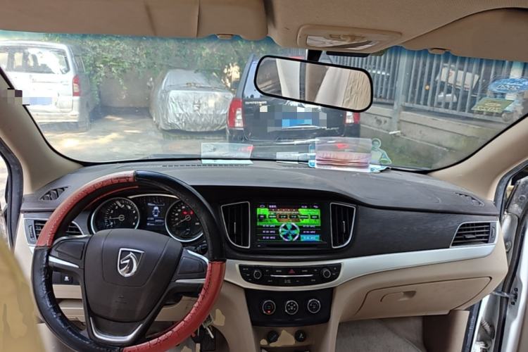 Used Baojun 730 2016 Revised 1.5L Manual Standard Version 7 Seats China V Emission Standard Center Console