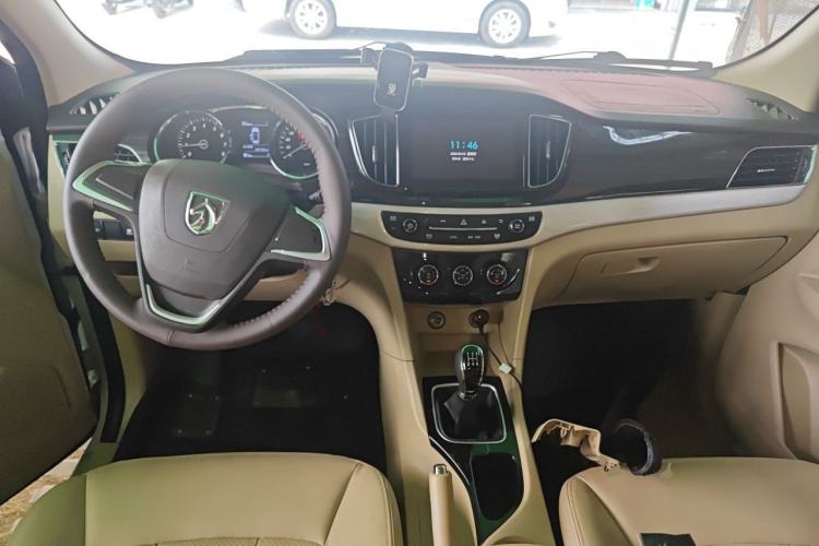 Used Baojun 730 2016 1.5L Manual Comfort Version 7 Seats China V Emission Standard Center Console