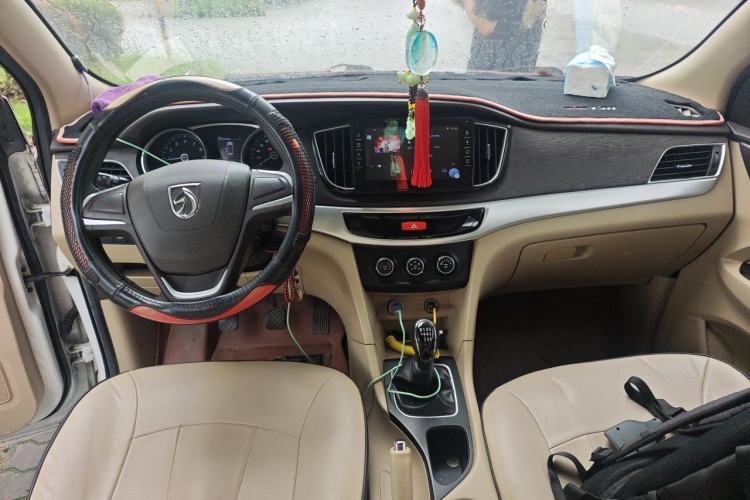 Used Baojun 730 2016 1.5T Manual Standard Version 7 Seats Center Console