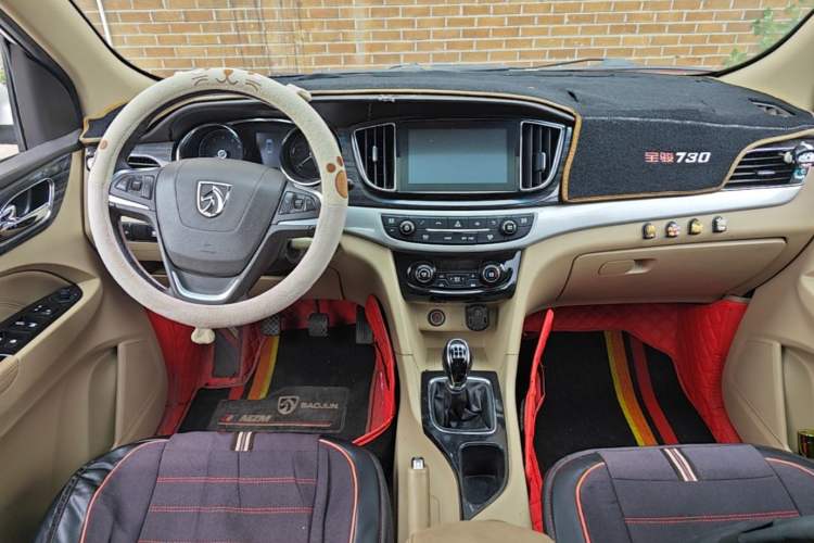 Used Baojun 730 2016 1.5L Manual Luxury Edition 7 Seats Center Console