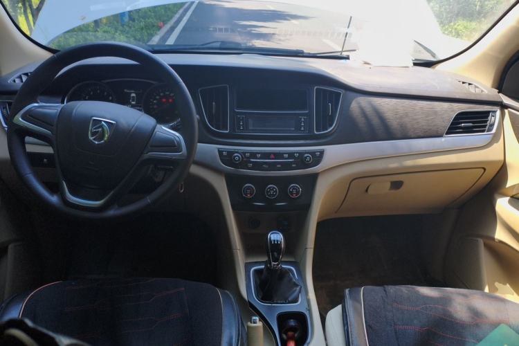 Used Baojun 730 2016 1.5L Manual Value Edition 7 Seats China V Emission Standard Center Console