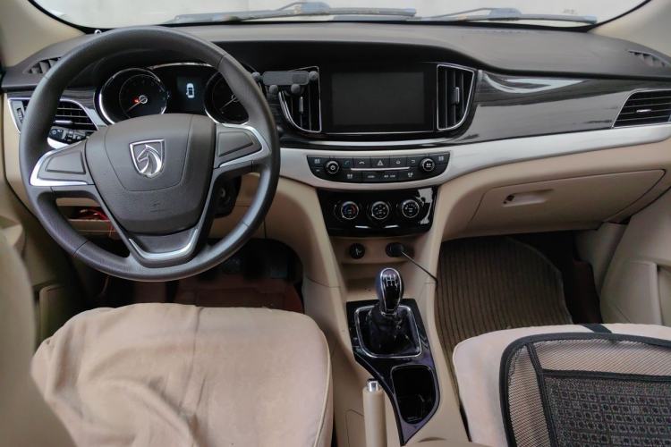 Used Baojun 730 2016 1.5L Manual Comfort Version 7 Seats China V Emission Standard Center Console