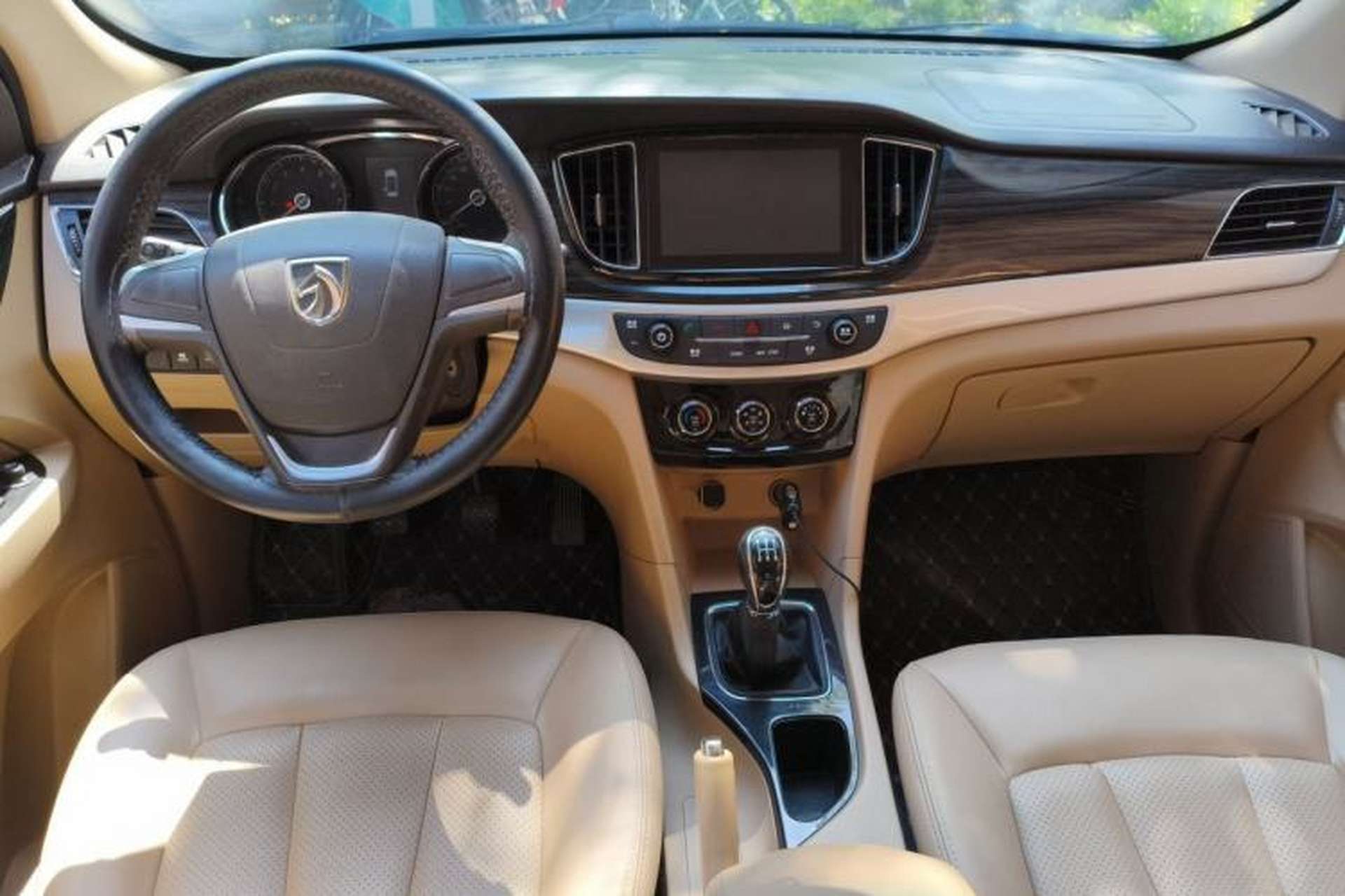 Used Baojun 730 2016 1.5L Manual Comfort Version 7 Seats China V Emission Standard Center Console