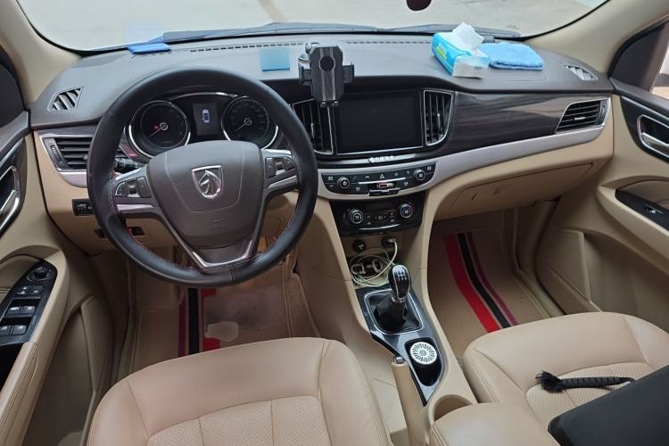 Used Baojun 730 2016 1.5L Manual Luxury Edition 7 Seats Center Console