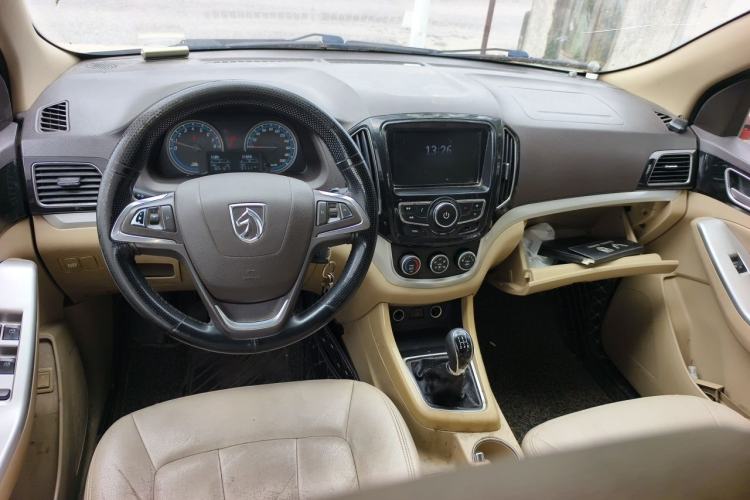 Used Baojun 730 2016 1.5L Manual Value Edition 7 Seats China V Emission Standard Center Console