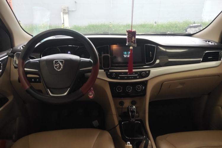 Used Baojun 730 2016 1.5L Manual Comfort Version 7 Seats China V Emission Standard Center Console